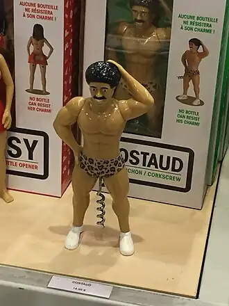 Een duidelijk op Big Jim Slade geïnspireerde kurkentrekker. (In de film draagt hij overigens geen tijgerprint slip, edoch een rode)