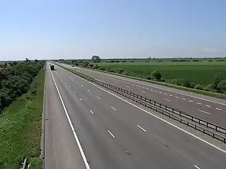 De M18 ten zuiden van het knooppunt met de M62