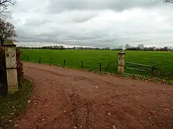 Naast de boerderij het voormalige borgterrein van Bijma, waar de borg en het kerkje stonden