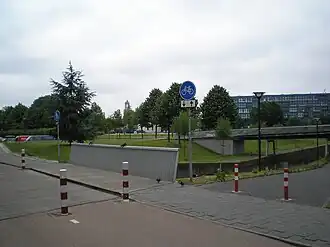 Utrecht: Biltsche Grift gezien vanaf de Kapelburg met het Griftpark, dat aan het watertje zijn naam te danken heeft, en zicht op de Domtoren te Utrecht.