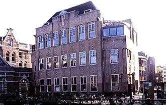 Het administratiegebouw van het Binnengasthuis, in 1912-'13 gebouwd in de stijl van de vroege Amsterdamse School (2008)