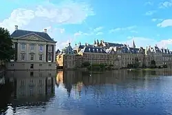 Den Haag: het Binnenhof met op de voorgrond de Hofvijver waar het hoofdstadion stond