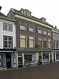 Winkelwoonhuis, in opzet 18de-eeuws of ouder. Gemoderniseerd in 1910 toen het linker buurpand is opgehoogd en erbij is getrokken.