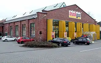 Het voormalige treindepot, van waaruit werd uitgezonden.