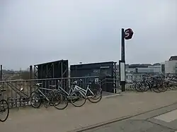 Bovenaan de noordelijke toegangstrap.