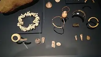 Geperforeerde schelpen uit de Bizmounegrot (reproducties)