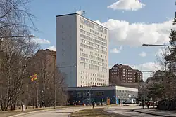 Björkhagens Centrum naast het station (op de foto rechts achter de bomen)