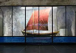 De zeilboot uit Blekinge op ware grootte opgehangen in een vitrine