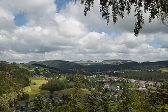Zicht op het plateau op de pashoogte met het dorp Hinterzarten en het diepe Höllental linksachter