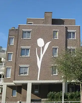 Bloem op gevel Kop van Jut (oktober 2014)