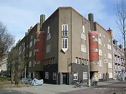 Woningen op de hoek van het Spaarndammerplantsoen en de Zaanstraat uit 1918. Architect: M. de Klerk.