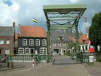 Het restaurant (linksachter) met op de voorgrond de sluis met ophaalbrug