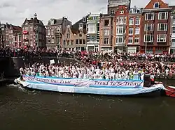 'Proud to be Trans'-boot (Transgenders) in de Schippersgracht, bij het Oosterdok.