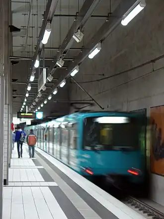 Een metrotrein in de U4-station