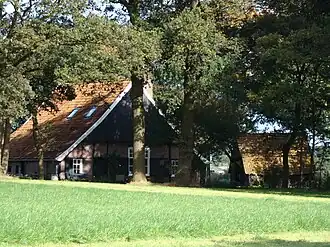 Saksische boerderij Eskes gelegen aan de voet van een es op de Haart.