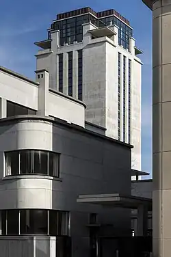 De gerestaureerde Boekentoren gezien vanuit de Sint-Hubertusstraat, met vooraan de conciërgewoning.