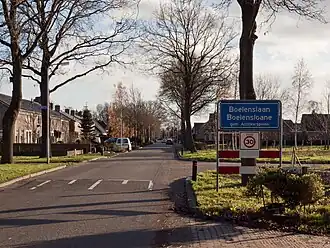 Zicht op de dorpskern met plaatsnaambord