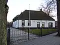 Boerderij, laag gepleisterd huis, opkamer, zakgoot