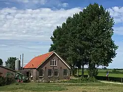 Een boerderij in Zuid-Hollandmet een omgekeerde vlag