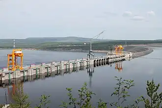 Zicht op dam vanaf stuwmeer