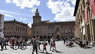 Piazza Maggiore met links Palazzo di Notai, in het midden Palazzo d'Accursio en rechts Palazzo dei Podestà