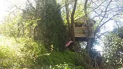 Boomhut opgetrokken uit gerecupereerde planken vloer, Néthen, België