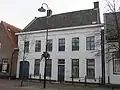 Herenhuis met gebosseerd gepleisterde lijstgevel