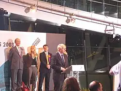 Johnson geeft een toespraak na zijn overwinning in de verkiezingen van 2008