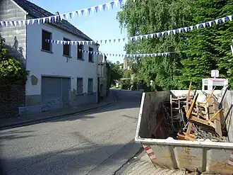 Hoofdstraat met leegstaande huizen