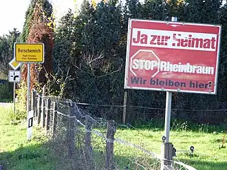 Protest tegen de sloop van het dorp