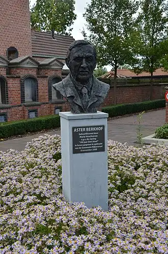Borstbeeld van Aster Berkhof in St-Jozef-Rijkevorsel