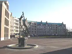 Appartementen in Boscotondo met het beeld "De Waterman" van Saskia Pfaeltzer