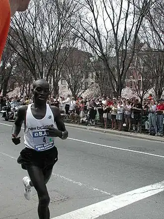Timothy Cherigat op weg naar zijn overwinning in de Boston Marathon in 2004.