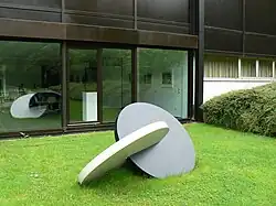 Zwei einander durchdringende Scheiben (1987)