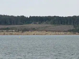 Bouldnor Battery kijkt uit over de Solent. Bouldnor Cliff ligt onder het water voor de Cliffs (kliffen).