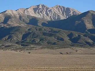 Zicht vanuit Benton, Californië op Boundary Peak (links) en Montgomery Peak (rechts).
