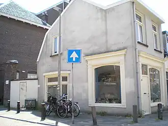 Bouwstraatschool met ernaast gelegen voormalige snoepwinkel hoek Bouwstraat/Bekkerstraat te Utrecht Nederland.