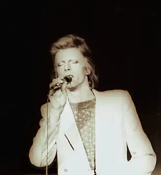David Bowie tijdens de Diamond Dogs Tour op 5 juli 1974 in Charlotte (North Carolina)