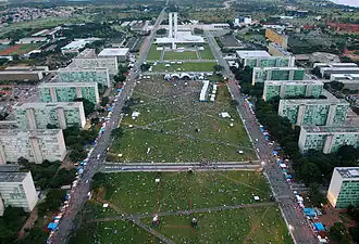 Het Palácio do Congresso Nacional, centraal op de Eixo Monumental met vooraan de Esplanada dos Ministérios, het plein aan beide zijden omgeven door de kantoortorens van de ministeries.