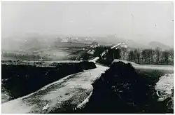 Zicht vanaf het huidige Ago's Leap op Bray Hill in 1911. Bray Hill lag toen nog buiten Douglas, de eerste bebouwing ligt ongeveer bij de huidige TT Grandstand. In 1911 maakte men zich al zorgen over de veiligheid van de stoffige maar snelle afdaling mét S-bocht aan het einde