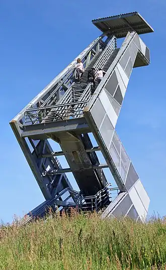 Een paar mensen beklimt de toren in 2025