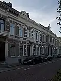 Op de hoek van de Mauritsstraat en de mauritssingel staat een tweetal woonhuizen