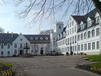 Binnenplaats van Schloss Breitenburg. Links de westelijke, rechts de noordelijke vleugel.