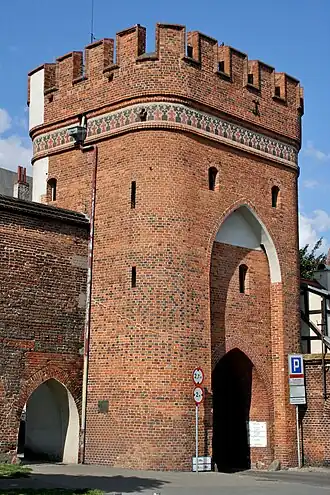 De voorzijde van de Brugpoort in Toruń