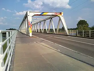De Maasbrug, gezien vanaf Noord-Brabant met de Limburgse vlag