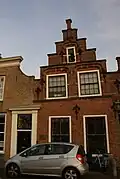 Huis met trapgevel, gepleisterd