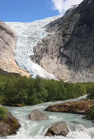 Briksdalsbreen gezien vanaf het meer