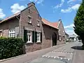 Hoeve van baksteen en aan de binnenplaats vakwerk