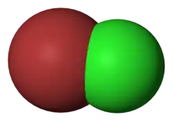 alt=Ruimtelijke model van 
  
    
      
        
          BrCl
        
      
    
    {\displaystyle {\ce {BrCl}}}
  
met broom rechts en chloor links
