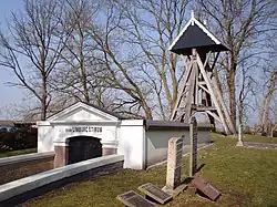 Begraafplaats met klokkenstoel